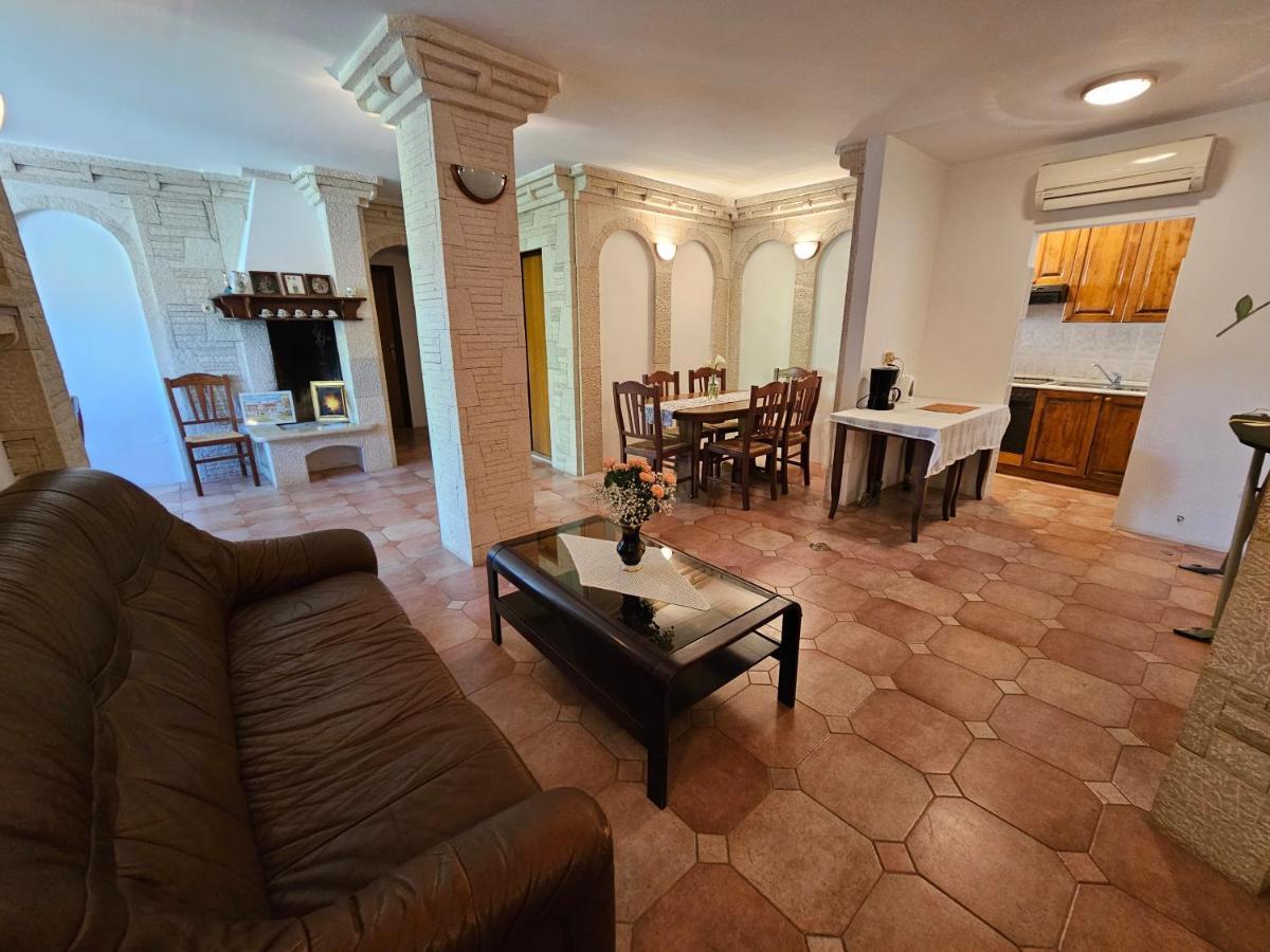 Apartments & Rooms Gaspar Ровінь Екстер'єр фото